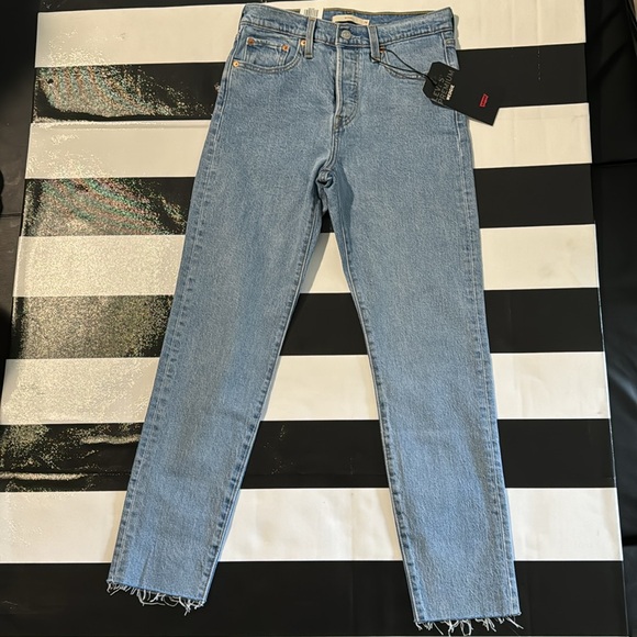 PREMIUM LEVIS WEDGIE ICON (Tango Talks) - Picture 2 of 5